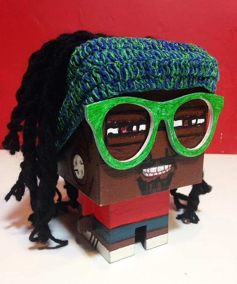 CUBOT estilizado com dreads de lã, touca de crochê e óculos verdes