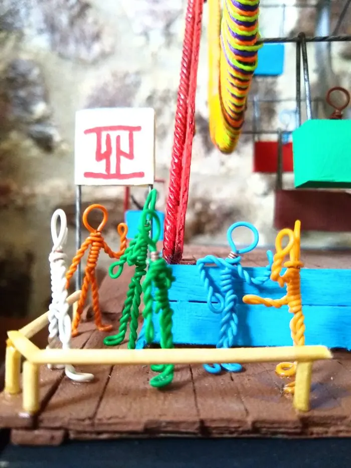 Magrelos coloridos de fio dentro de um autômato da D-Toy